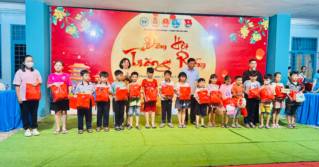 Học sinh có hoàn cảnh khó khăn nhận quà tại Trường TH Lê Văn Tám, Thành phố Cao Lãnh