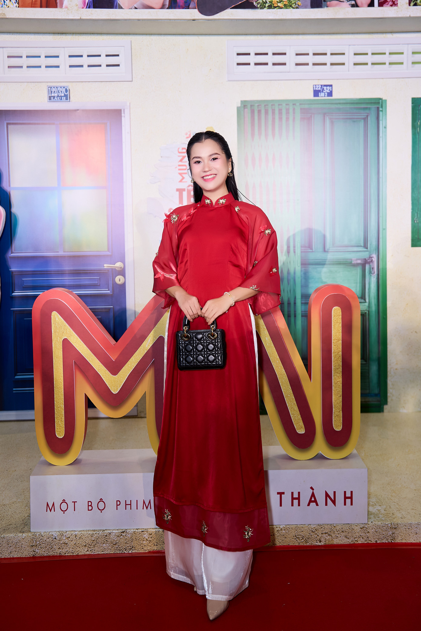 Lâm Vỹ Dạ chọn áo dài truyền thống khi đến ủng hộ Trấn Thành.