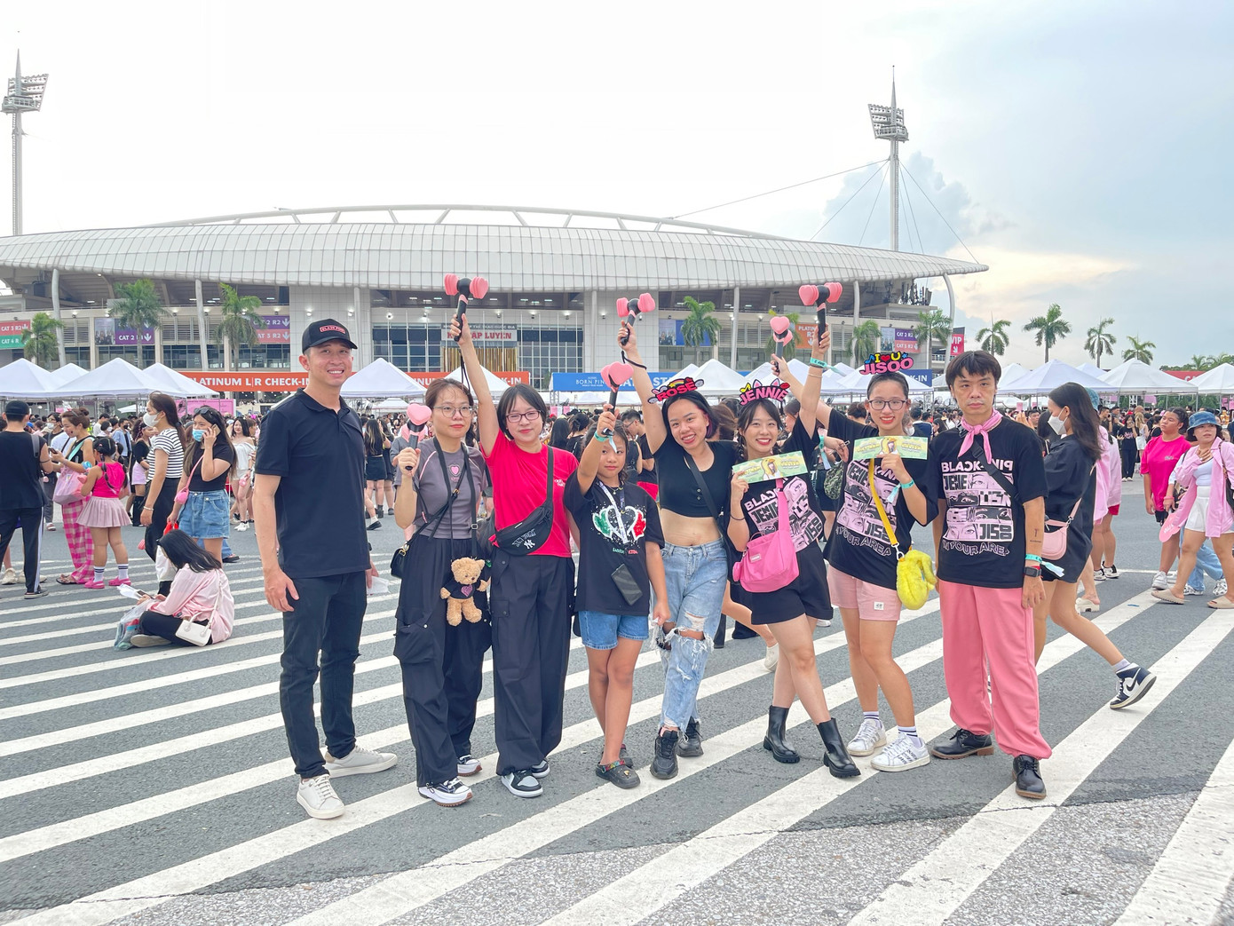 Đại gia đình check-in trước cổng sân vận động Mỹ Đình, Hà Nội.