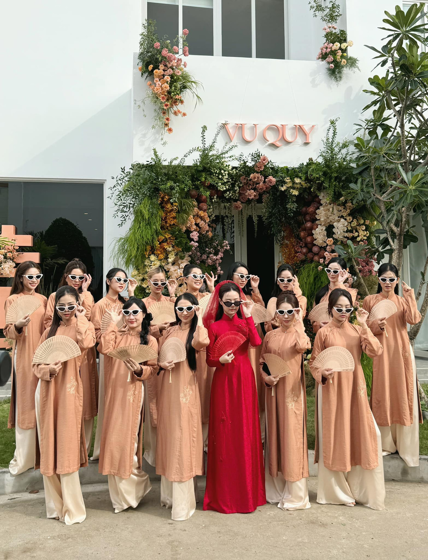 Midu và dàn phù dâu tạo dáng "ngầu" với kính mát, tay cầm quạt tre trước cửa nhà. Midu và dàn phù dâu tạo dáng "ngầu" với kính mát, tay cầm quạt tre trước cửa nhà.