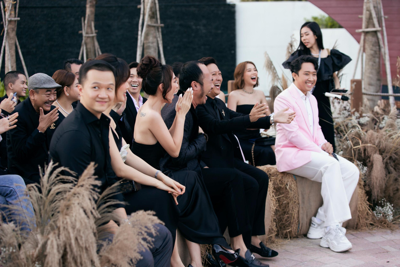 Với phần phát biểu vừa cảm động lại pha chút hài hước trên khán đài, Diệu Nhi khiến dàn khách mời thân thiết như vợ chồng Thu Trang - Tiến Luật, Trường Giang, Anh Đức, Lê Giang và NSƯT Việt Anh... cười vui vẻ.