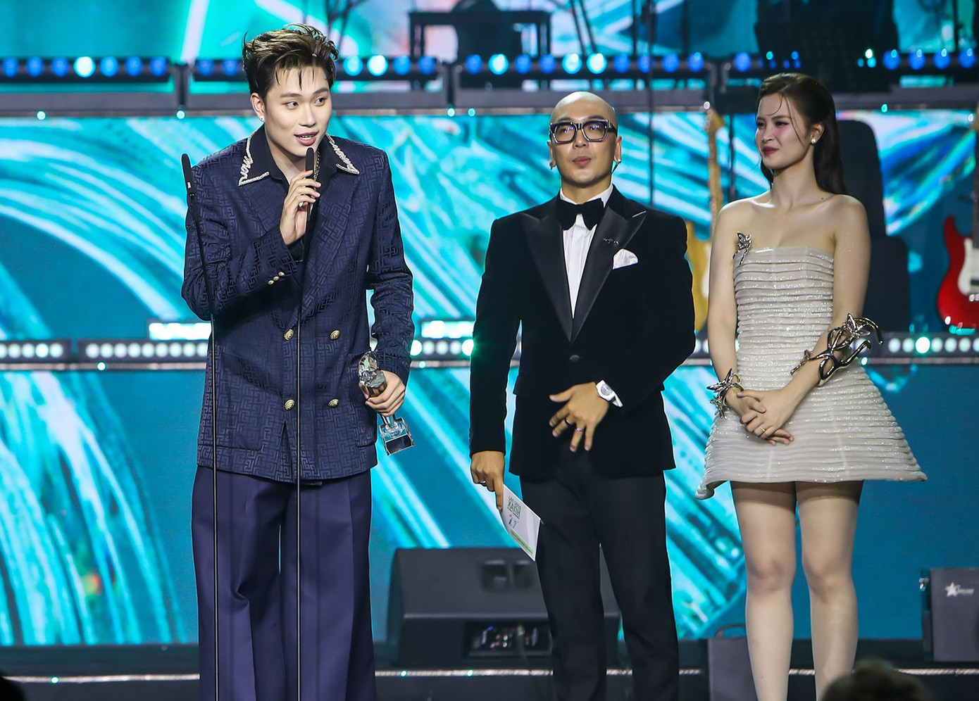 Dương Domic giành được hai giải Gương mặt mới xuất sắc và Top 10 ca khúc được yêu thích. Tại Làn Sóng Xanh lần thứ 27, nam ca sĩ ba lần lên sân khấu nhận giải. Ở hạng mục Top 10 ca khúc được yêu thích, Dương Domic nhận hai chiếc cúp dành cho Tràn bộ nhớ và Hào quang. Dương Domic giành được hai giải Gương mặt mới xuất sắc và Top 10 ca khúc được yêu thích. Tại Làn Sóng Xanh lần thứ 27, nam ca sĩ ba lần lên sân khấu nhận giải. Ở hạng mục Top 10 ca khúc được yêu thích, Dương Domic nhận hai chiếc cúp dành cho Tràn bộ nhớ và Hào quang.