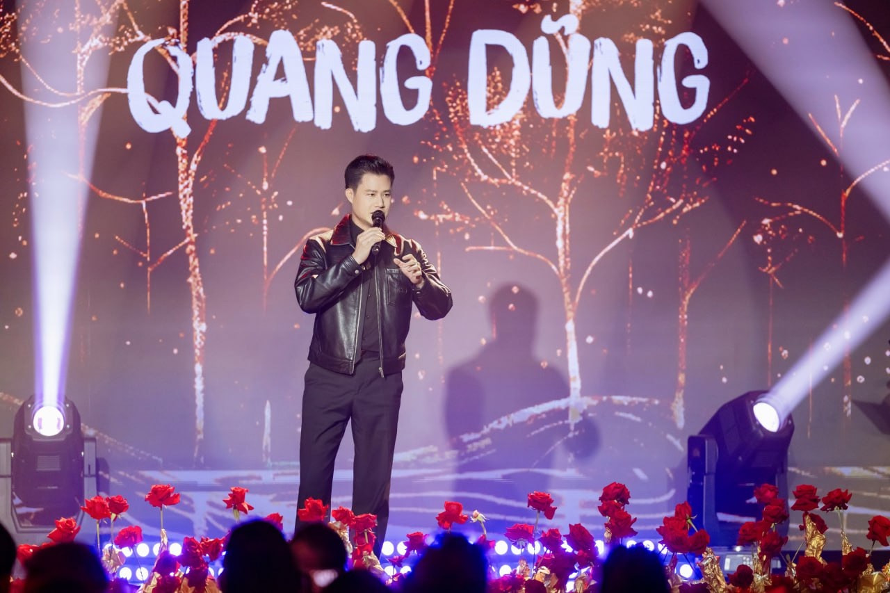 Quang Dũng biểu diễn trong live show của Thanh Thảo. Nam ca sĩ giữ phong độ ngoại hình ở tuổi 48, mặc lịch lãm khi lên sân khấu.