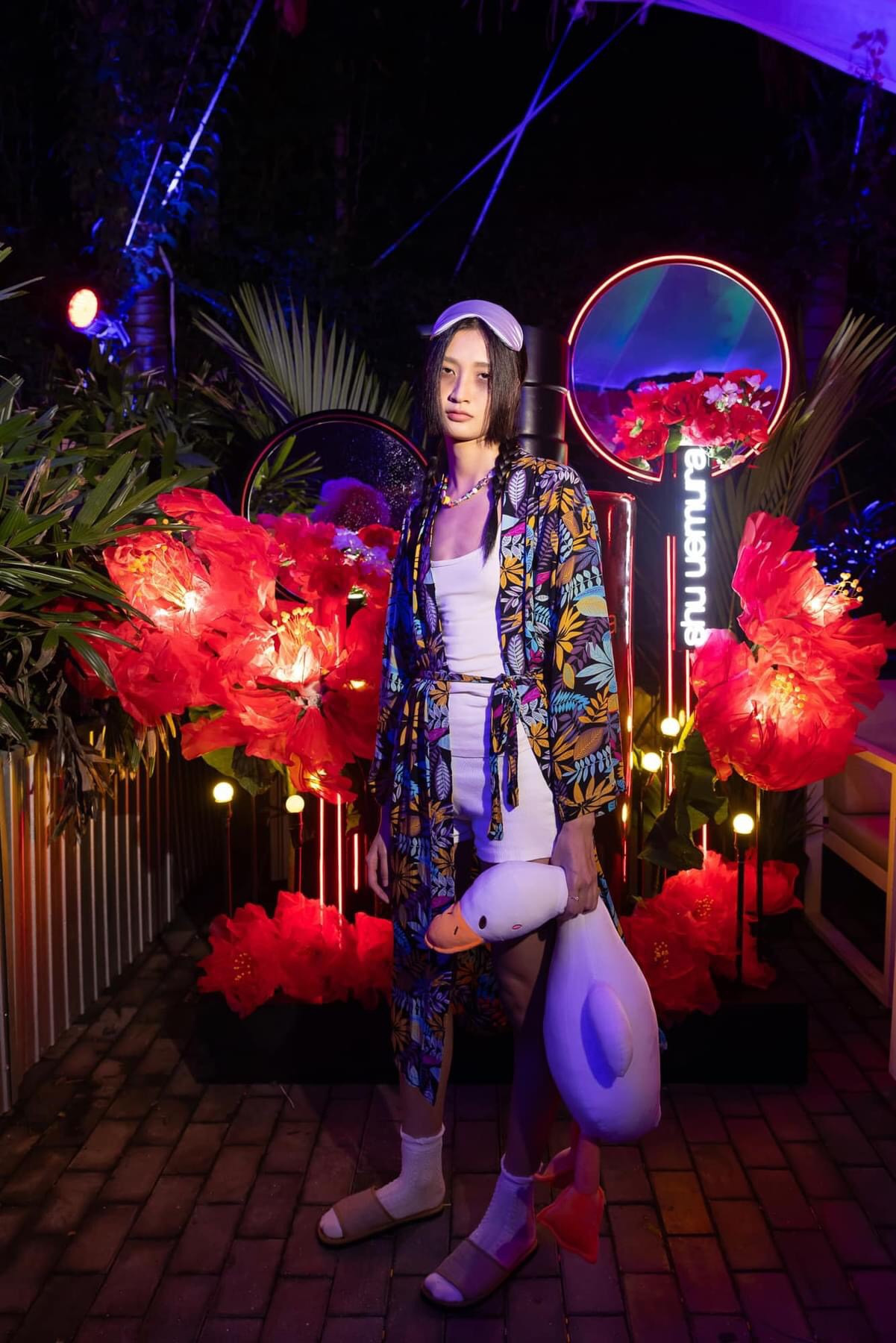 Tạo hình cô gái thiếu ngủ của người mẫu Trang Đơ dịp Halloween. Cô tận dụng trang phục có sẵn, không tốn nhiều công sức để trang điểm.