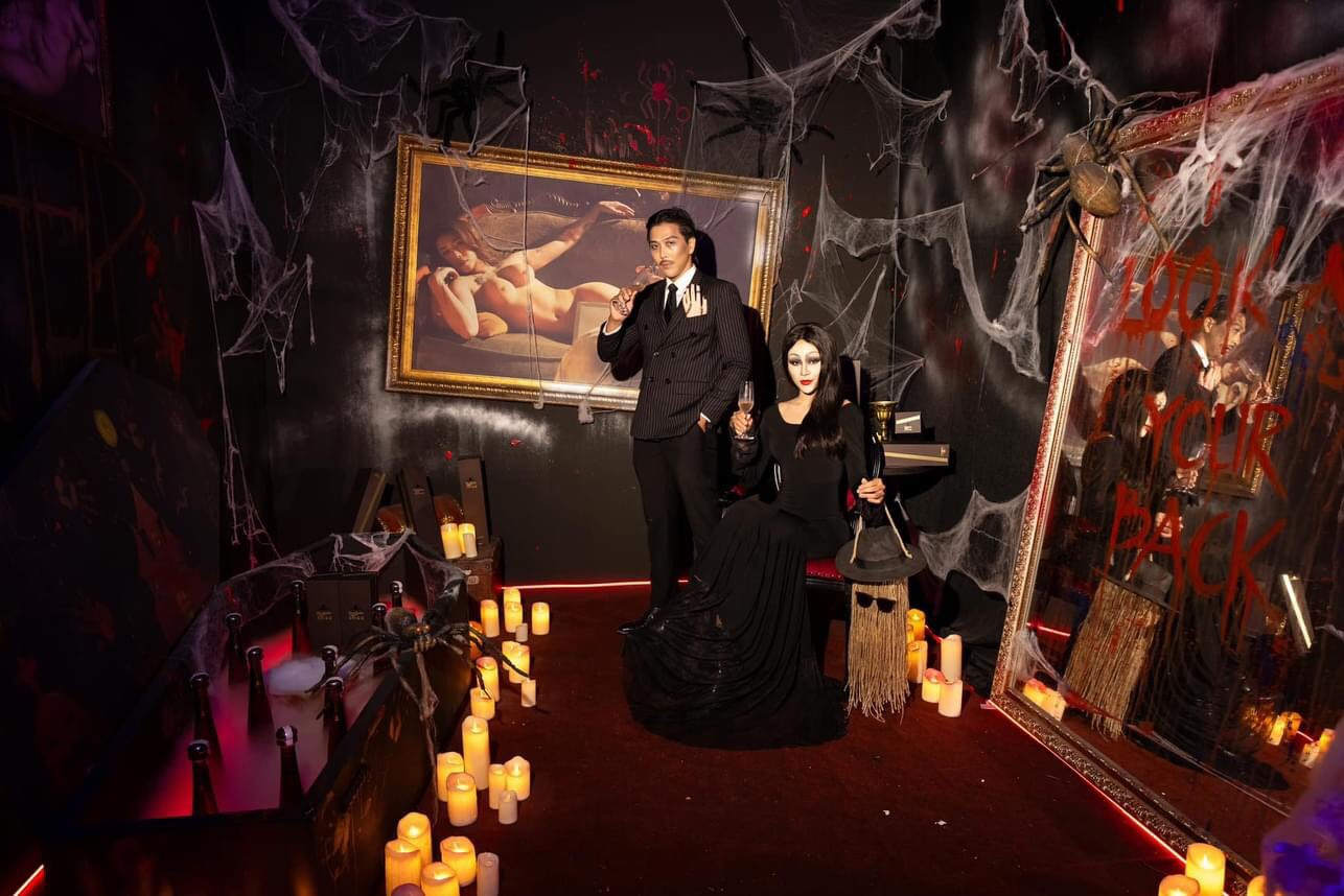 Quán quân The New Mentor, người mẫu Lê Thu Trang và bạn trai trong tạo hình cô dâu ma tham gia lễ hóa trang.