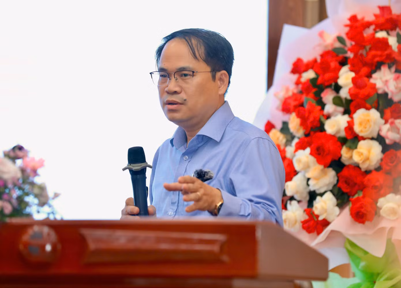 TS.DS. Nguyễn Quốc Bình - Phó Giám đốc Bệnh viện Chợ Rẫy - trình bày tham luận Tác hại của thuốc giả và biện pháp phòng chống. TS.DS. Nguyễn Quốc Bình - Phó Giám đốc Bệnh viện Chợ Rẫy - trình bày tham luận Tác hại của thuốc giả và biện pháp phòng chống.
