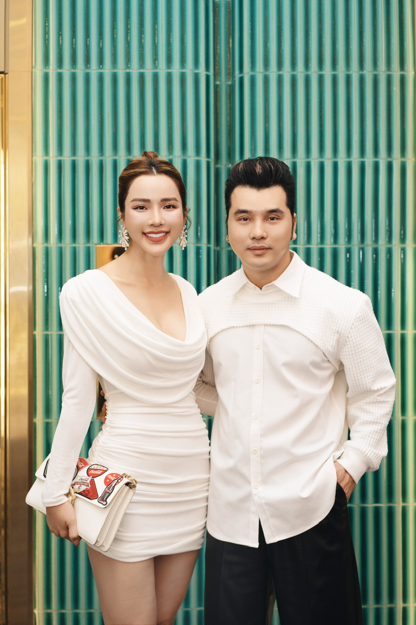 Vợ chồng Ưng Hoàng Phúc - Kim Cương mặc ton-sur-ton dự tiệc cưới của TiTi. Ở tuổi 38 và có ba người con, nữ người mẫu được khen giữ được vóc dáng, nhan sắc trẻ trung. Giọng ca Người ta nói giữ phong độ ngoại hình ở tuổi 42 nhờ chăm tập thể hình. Vợ chồng Ưng Hoàng Phúc - Kim Cương mặc ton-sur-ton dự tiệc cưới của TiTi. Ở tuổi 38 và có ba người con, nữ người mẫu được khen giữ được vóc dáng, nhan sắc trẻ trung. Giọng ca Người ta nói giữ phong độ ngoại hình ở tuổi 42 nhờ chăm tập thể hình.