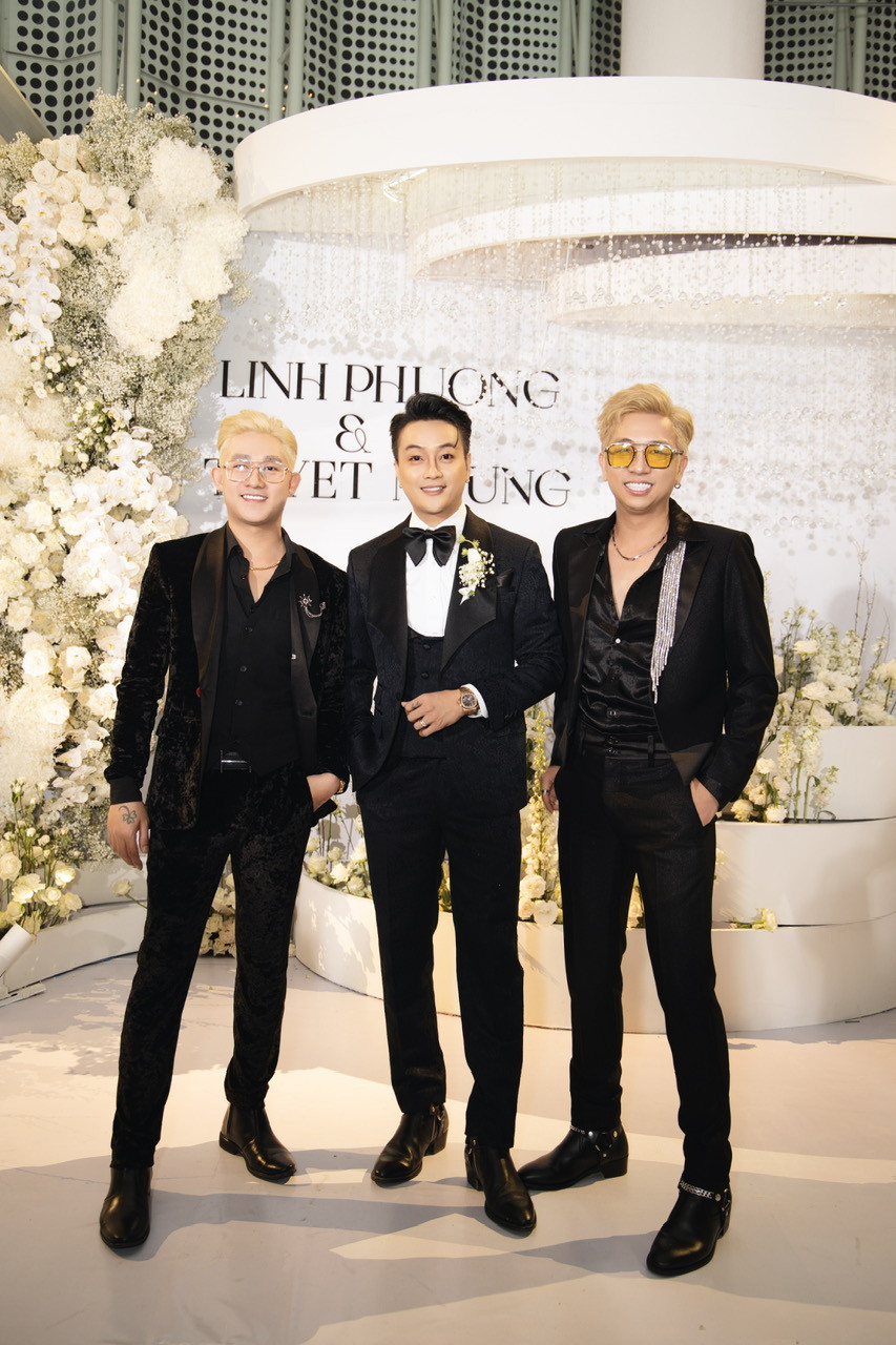 Hai cựu thành viên nhóm HKT gồm Gia Hùng (trái) và Tuấn Kiệt trong tiệc cưới trưởng nhóm TiTi. Bức ảnh HKT hội ngộ được chia sẻ nhiều trên mạng xã hội. HKT là nhóm nhạc nổi tiếng ở thị trường miền Tây những năm 2010, sau đó giảm sức hút. Có thời gian, nhóm vướng tin bất hòa. Bộ ba giải quyết mâu thuẫn, từng tái hợp tại đám cưới của Tuấn Kiệt năm 2022. Hai cựu thành viên nhóm HKT gồm Gia Hùng (trái) và Tuấn Kiệt trong tiệc cưới trưởng nhóm TiTi. Bức ảnh HKT hội ngộ được chia sẻ nhiều trên mạng xã hội. HKT là nhóm nhạc nổi tiếng ở thị trường miền Tây những năm 2010, sau đó giảm sức hút. Có thời gian, nhóm vướng tin bất hòa. Bộ ba giải quyết mâu thuẫn, từng tái hợp tại đám cưới của Tuấn Kiệt năm 2022.