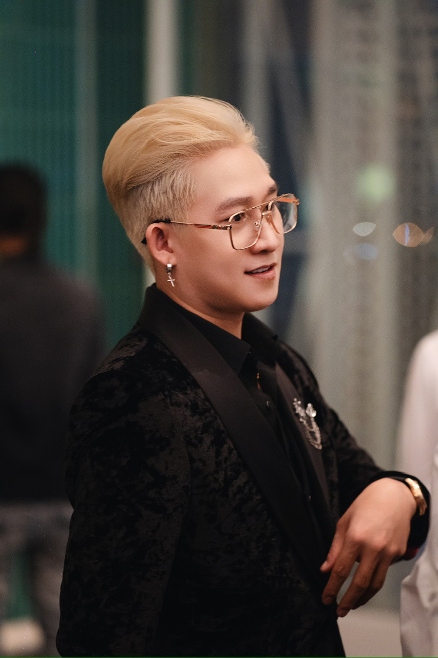 Thành viên Hồ Gia Hùng bảnh bao trong ngày cưới của trưởng nhóm TiTi. Thành viên Hồ Gia Hùng bảnh bao trong ngày cưới của trưởng nhóm TiTi.