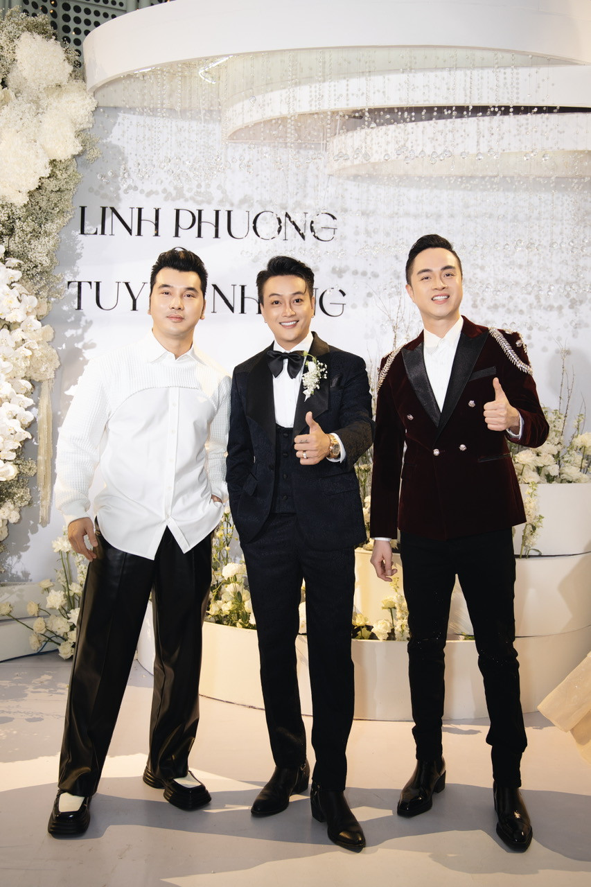 Nhật Tinh Anh (phải) tái ngộ Ưng Hoàng Phúc tại tiệc cưới TiTi. Ở tuổi 45, giọng ca Vầng trăng khóc được khán giả khen trẻ trung hơn so với tuổi thật. Nhật Tinh Anh (phải) tái ngộ Ưng Hoàng Phúc tại tiệc cưới TiTi. Ở tuổi 45, giọng ca Vầng trăng khóc được khán giả khen trẻ trung hơn so với tuổi thật.