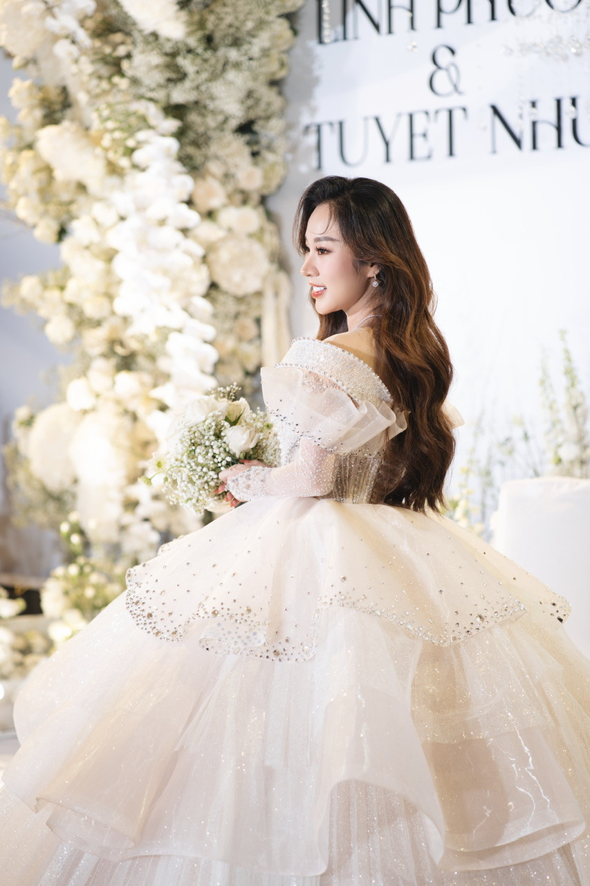 Tuyết Nhung tạo dáng trước ống kính, chụp ảnh lưu giữ kỷ niệm ngày trọng đại. Thiết kế cô dâu mặc trong tiệc cưới gây ấn tượng nhờ thiết kế trễ vai, đính đá. Tuyết Nhung tạo dáng trước ống kính, chụp ảnh lưu giữ kỷ niệm ngày trọng đại. Thiết kế cô dâu mặc trong tiệc cưới gây ấn tượng nhờ thiết kế trễ vai, đính đá.