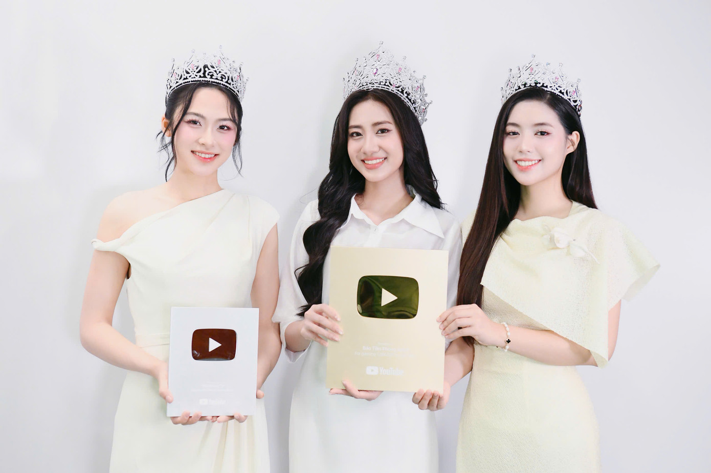 Top 3 diện trang phục ton-sur-ton, khoe vẻ rạng rỡ sau 3 ngày đạt danh hiệu hoa hậu, á hậu tại Hoa hậu Việt Nam 2024 trên bờ sông Hương, thành phố Huế.