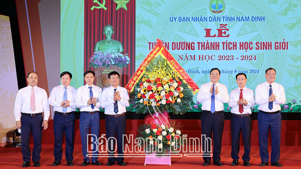 Các đồng chí Thường trực Tỉnh ủy tặng hoa chúc mừng ngành Giáo dục và Đào tạo tỉnh. Các đồng chí Thường trực Tỉnh ủy tặng hoa chúc mừng ngành Giáo dục và Đào tạo tỉnh.