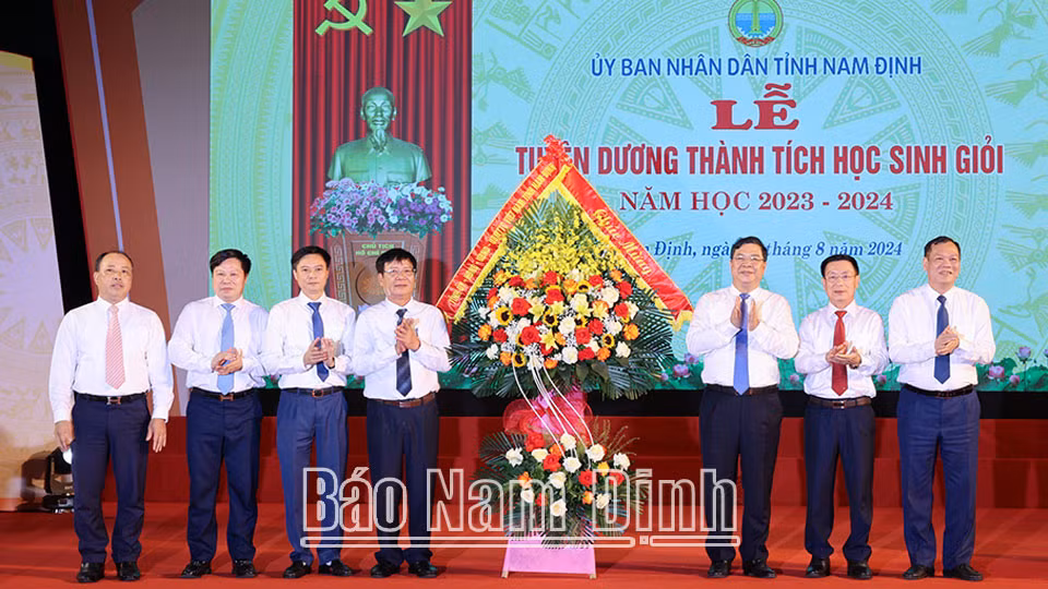 Các đồng chí Thường trực Tỉnh ủy tặng hoa chúc mừng ngành Giáo dục và Đào tạo tỉnh.