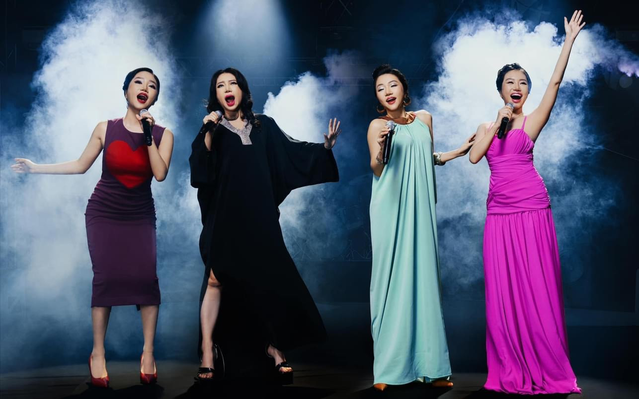 Ca sĩ Orange đầu tư mạnh về trang phục, tạo hình khi tái hiện khoảnh khắc bốn diva Việt Nam hội tụ. Nữ ca sĩ thể hiện nét đặc trưng trong phong cách trình diễn, tạo hình khi lên sân khấu của Mỹ Linh, Thanh Lam, Hà Trần và Hồng Nhung (từ trái qua).