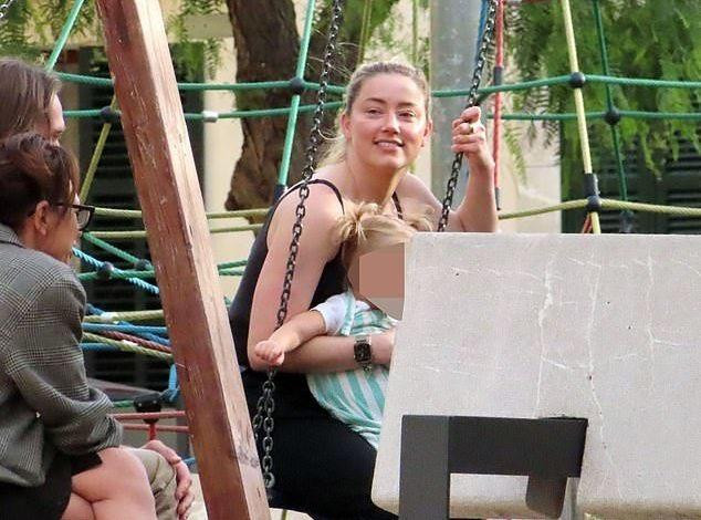 Amber Heard du lịch cùng con gái tại Tây Ban Nha. Ảnh: TMZ.