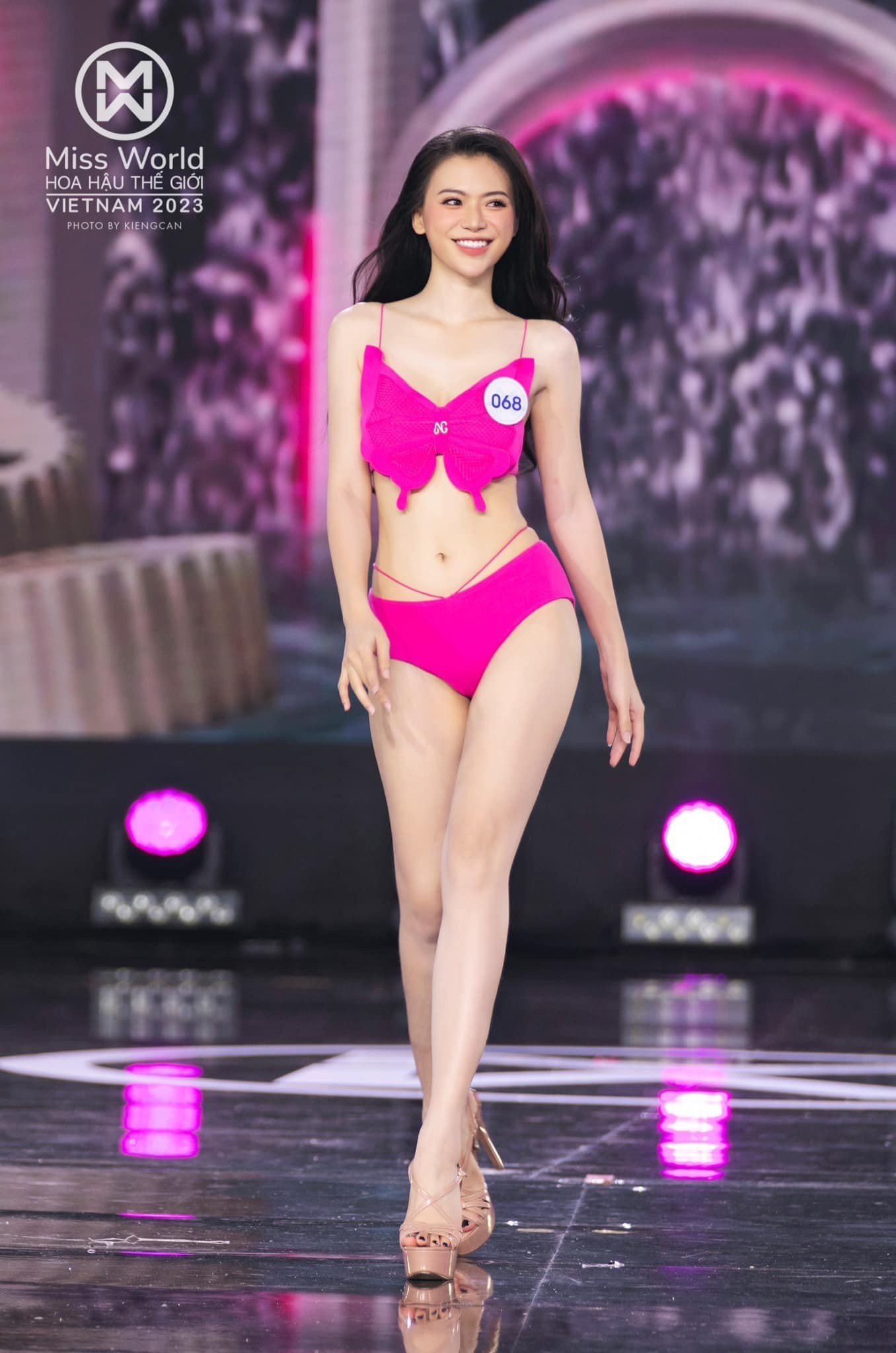 Hà Thu được nhiều fan sắc đẹp dự đoán có khả năng vào top 5, tham gia phần ứng xử nhờ gương mặt nổi bật. Cô gái sinh năm 2001 đang là sinh viên năm 4 Đại học Khoa học Xã hội Nhân văn Hà Nội, cộng tác với nhiều tờ báo, giao tiếp ổn tiếng Anh và Trung.