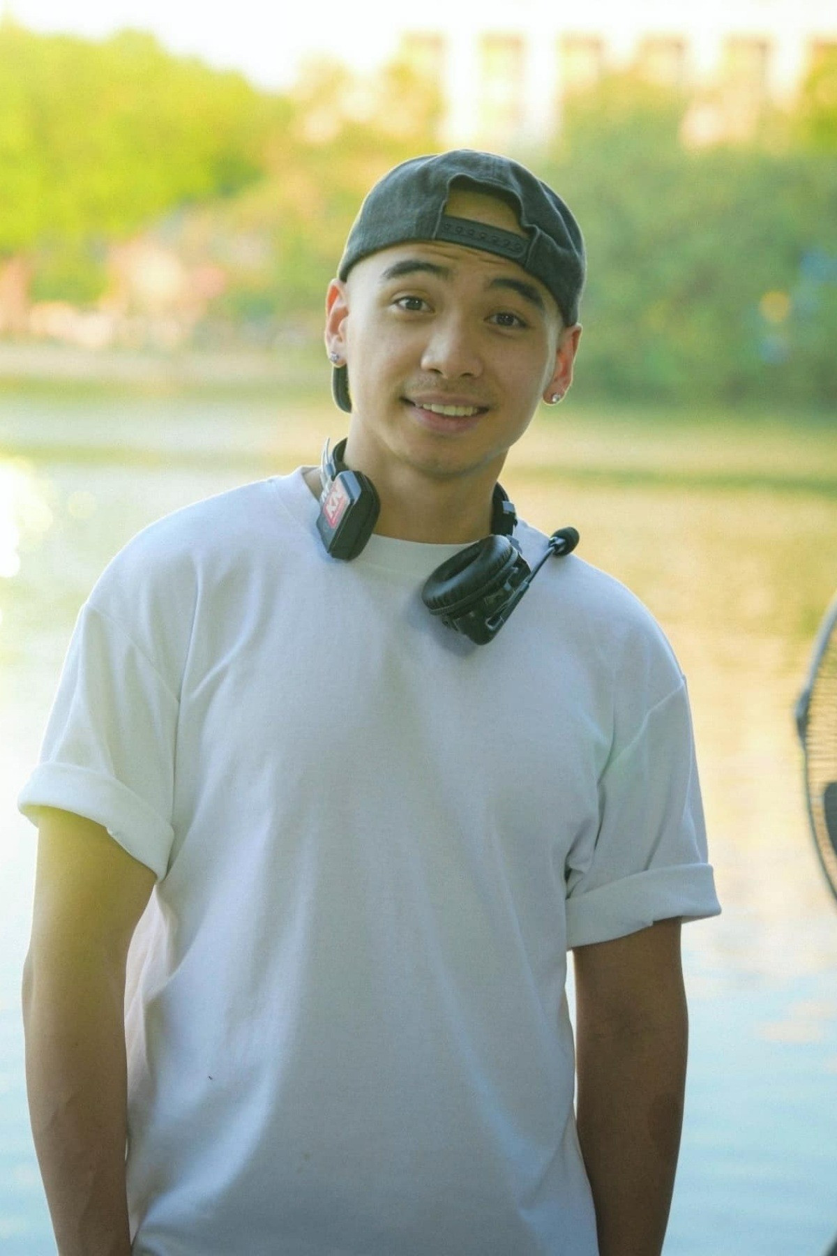 H&apos;Hen Niê chia sẻ Tuấn Khôi từng tự ti vì bạn gái nổi tiếng, có công việc ổn định hơn. H&apos;Hen Niê hiểu tâm lý bạn trai, thường khuyên người yêu không để ý đến những lời tiêu cực.