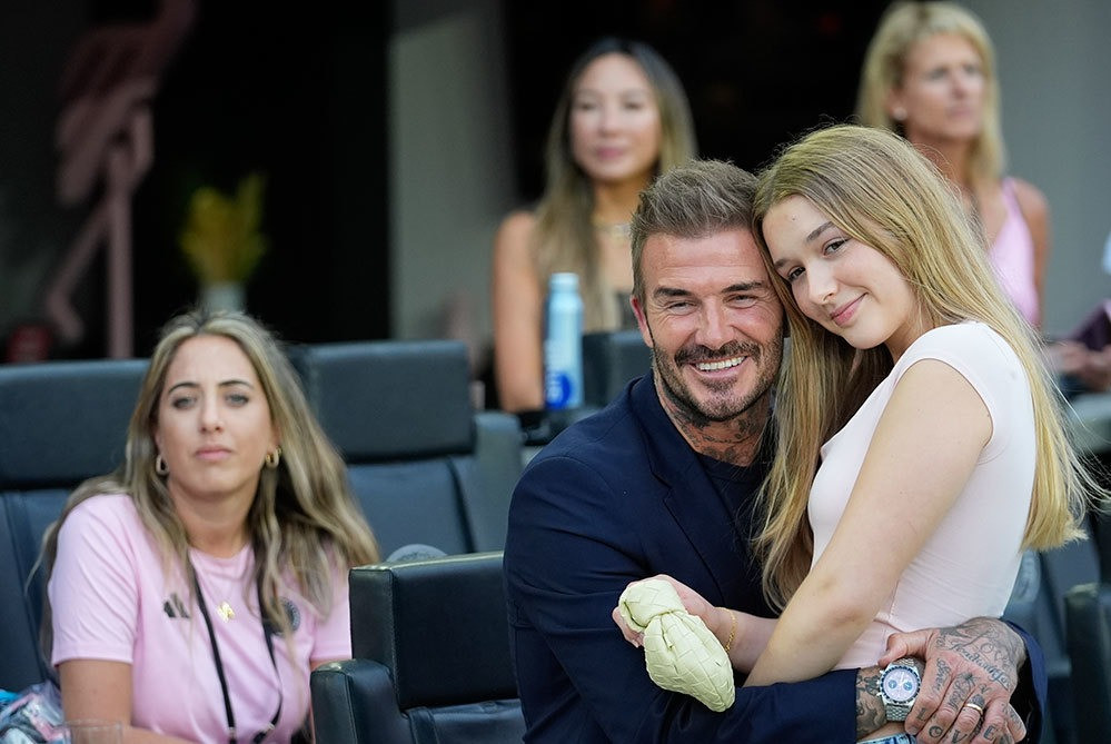 Beckham và con gái tươi cười trước ống kính phóng viên. Trên mạng xã hội, nhiều người dành lời khen cho Harper. Cô được nhận xét càng lớn càng xinh, ra dáng thiếu nữ ở tuổi 13. Beckham và con gái tươi cười trước ống kính phóng viên. Trên mạng xã hội, nhiều người dành lời khen cho Harper. Cô được nhận xét càng lớn càng xinh, ra dáng thiếu nữ ở tuổi 13.