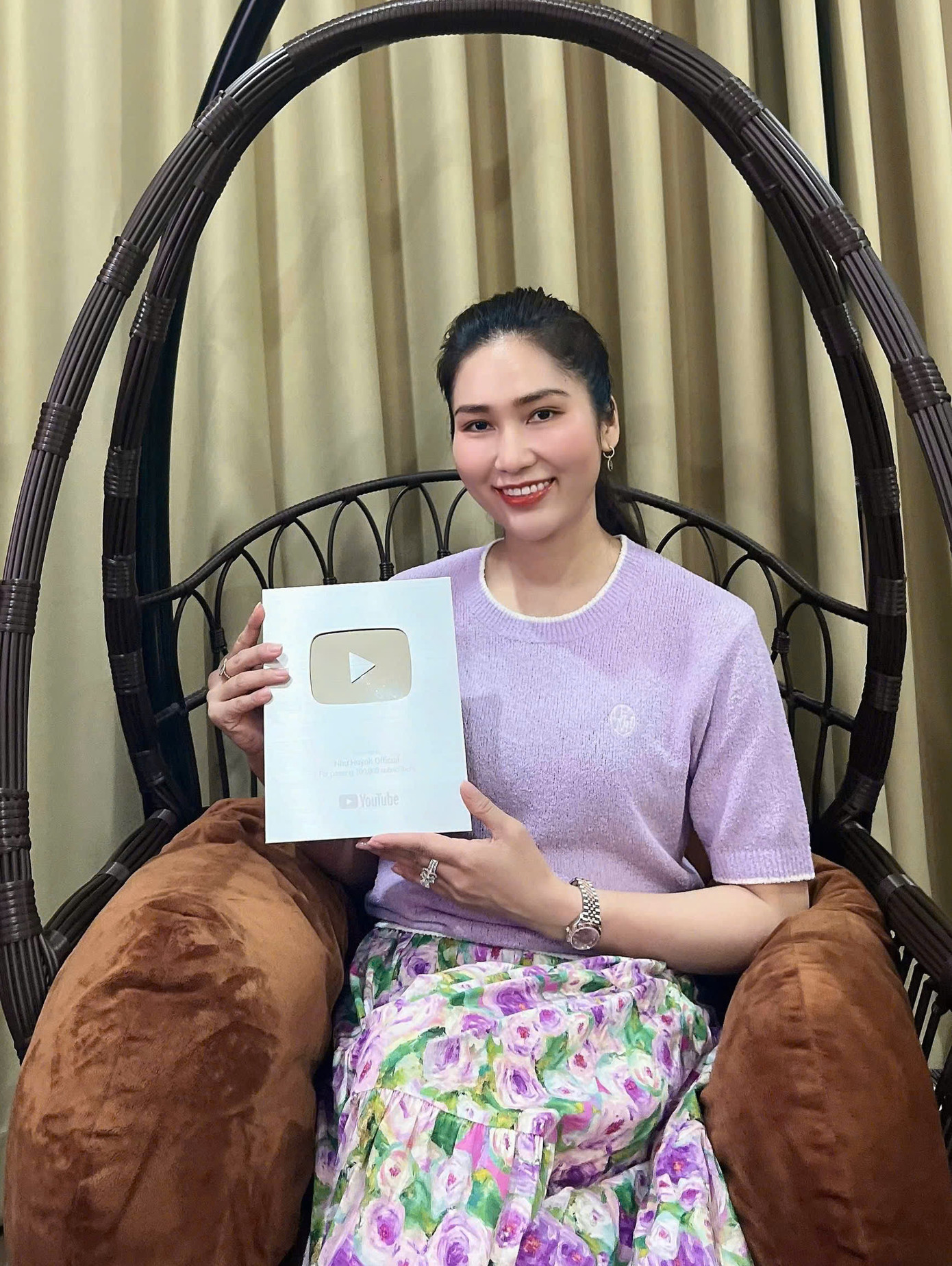 NSƯT Như Huỳnh nhận nút bạc sau thời gian nỗ lực đưa cải lương lên nền tảng số.