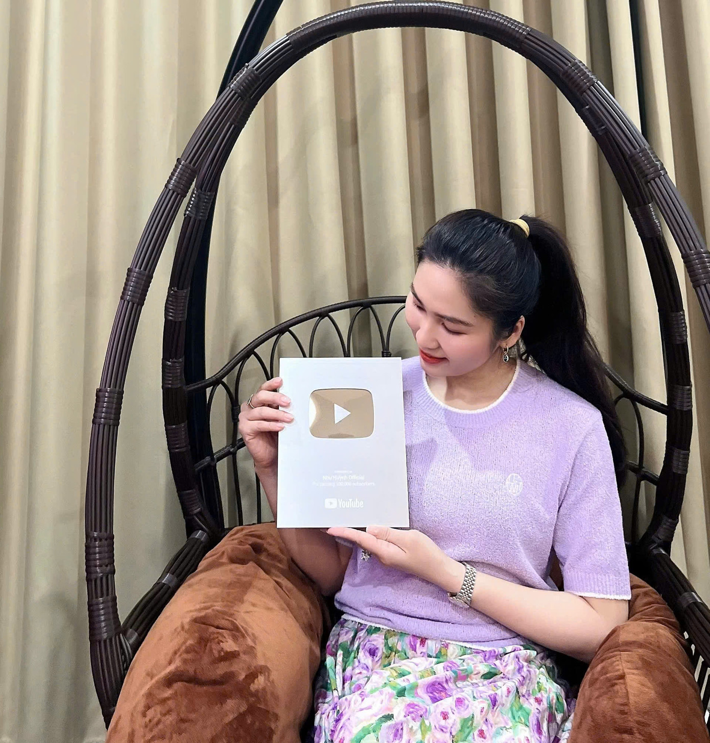 NSƯT Như Huỳnh nhận nút bạc sau thời gian nỗ lực đưa cải lương lên nền tảng số.