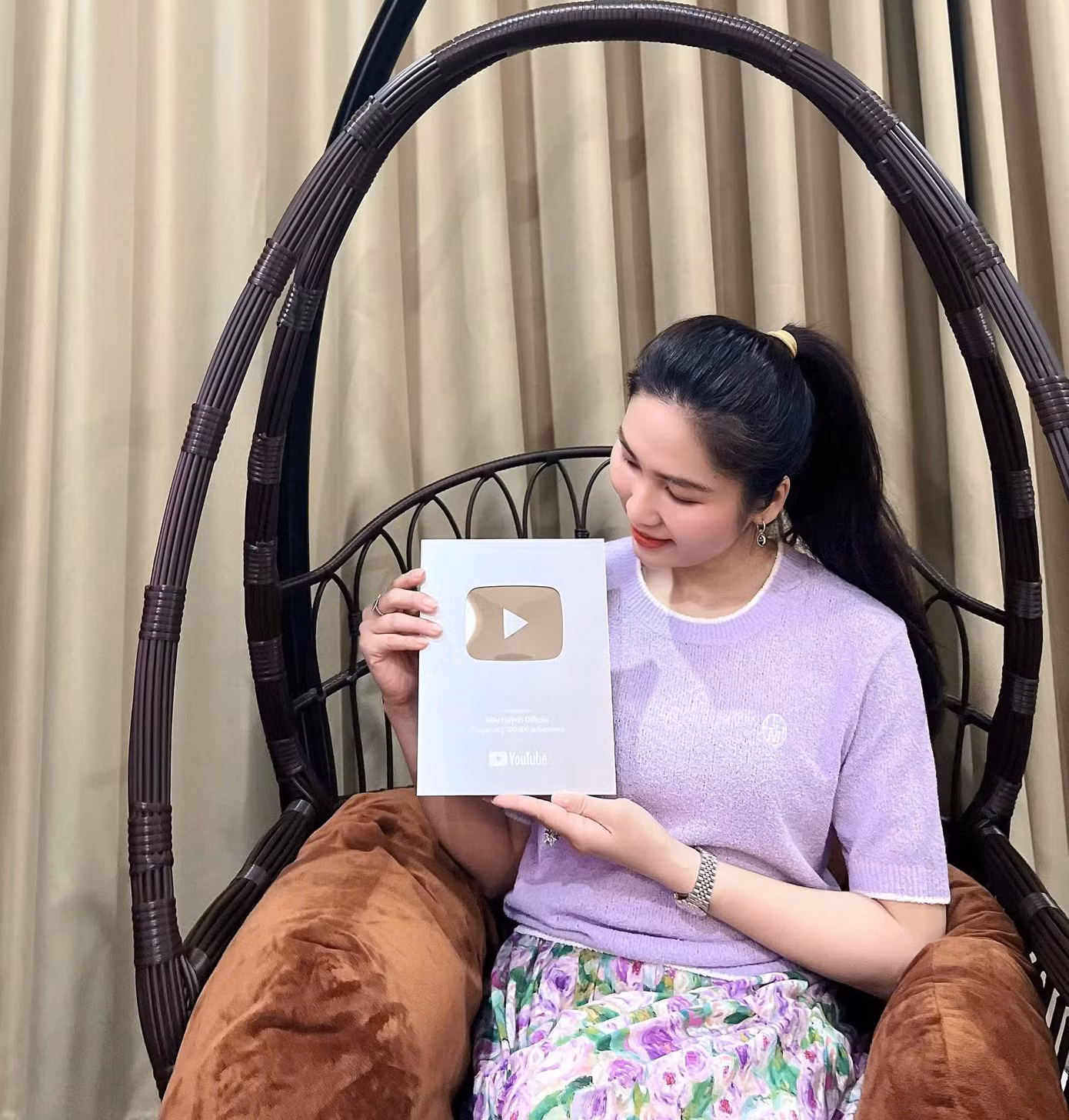 NSƯT Như Huỳnh nhận nút bạc sau thời gian nỗ lực đưa cải lương lên nền tảng số.