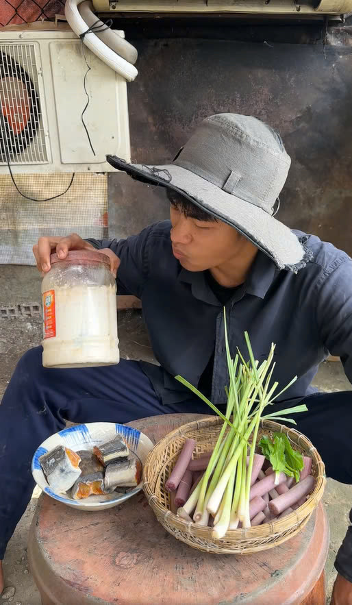 Video của Lê Tuấn Khang được khán giả cho là "nồi lẩu thập cẩm", gây cười với nhiều tình huống vô lý. Video của Lê Tuấn Khang được khán giả cho là "nồi lẩu thập cẩm", gây cười với nhiều tình huống vô lý.