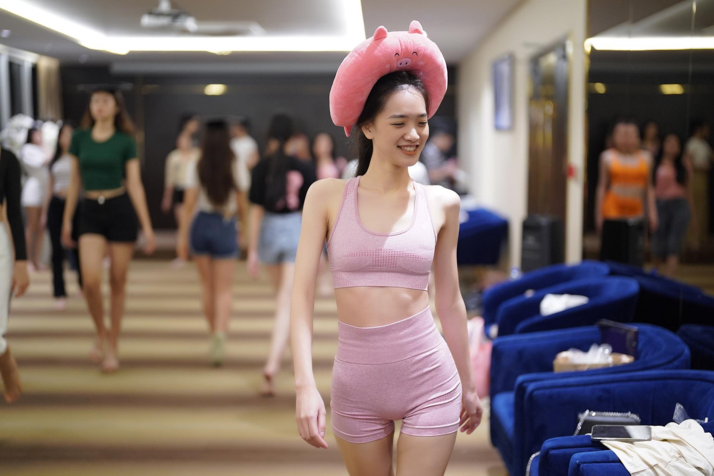 Tại buổi tập, thí sinh Phan Thị Sen diện đồ tập gym và khoe số đo ba vòng 75-60-90. Cô gái mang số báo danh 066 mang năng lượng tích cực, tự tin khoe mặt mộc suốt ngày huấn luyện.
