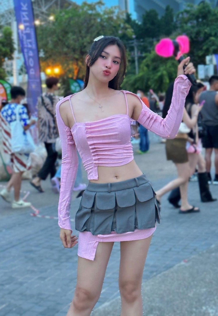 Tham gia sự kiện âm nhạc diễn ra ở Thái Lan, Tiểu Vy chọn trang phục trendy Y2K để khoe dáng. Hoa hậu Việt Nam 2018 được khen có vòng hai thon gọn, gương mặt trẻ trung.