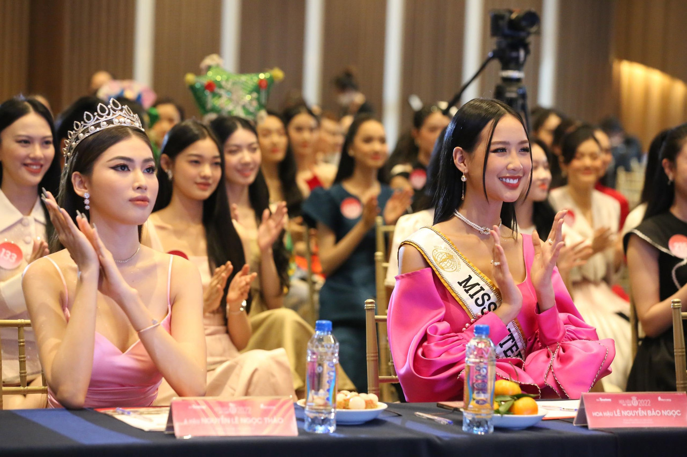 Hoa hậu Bảo Ngọc và Á hậu Ngọc Thảo đảm nhận vai trò giám khảo của phần thi Người đẹp tài năng. Hoa hậu Bảo Ngọc và Á hậu Ngọc Thảo đảm nhận vai trò giám khảo của phần thi Người đẹp tài năng.