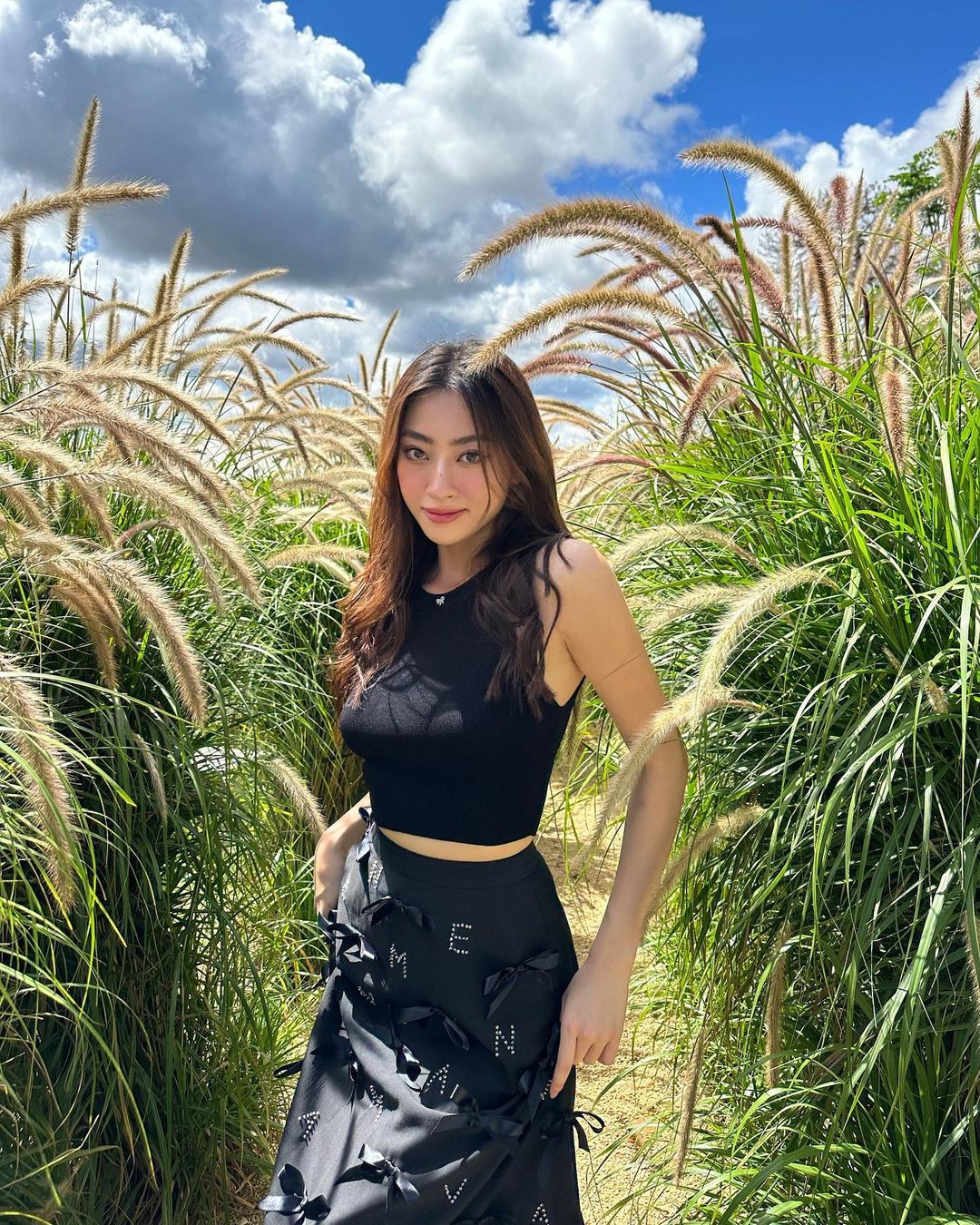 Lương Thùy Linh phô vòng eo con kiến với mốt crop-top. Người đẹp cao 1,78 m gần đây chuộng mốt diện trang phục cắt xẻ táo bạo.