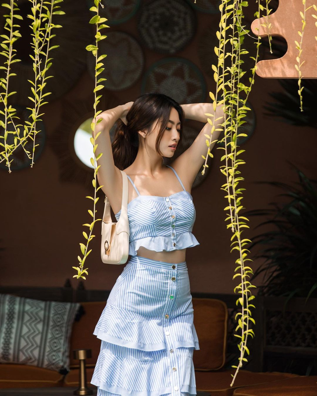 Lương Thùy Linh phô vòng eo con kiến với mốt crop-top. Người đẹp cao 1,78 m gần đây chuộng mốt diện trang phục cắt xẻ táo bạo.