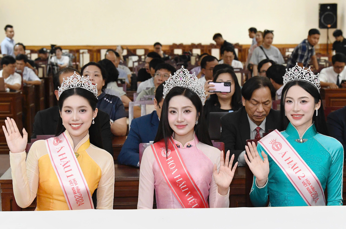 Trước khi đăng quang, Hoa hậu Trúc Linh và Á hậu Châu Anh, Á hậu Vân Nhi được nhiều thí sinh trong top 25 dự đoán đăng quang, phù hợp tiêu chí của Hoa hậu Việt Nam 2024.