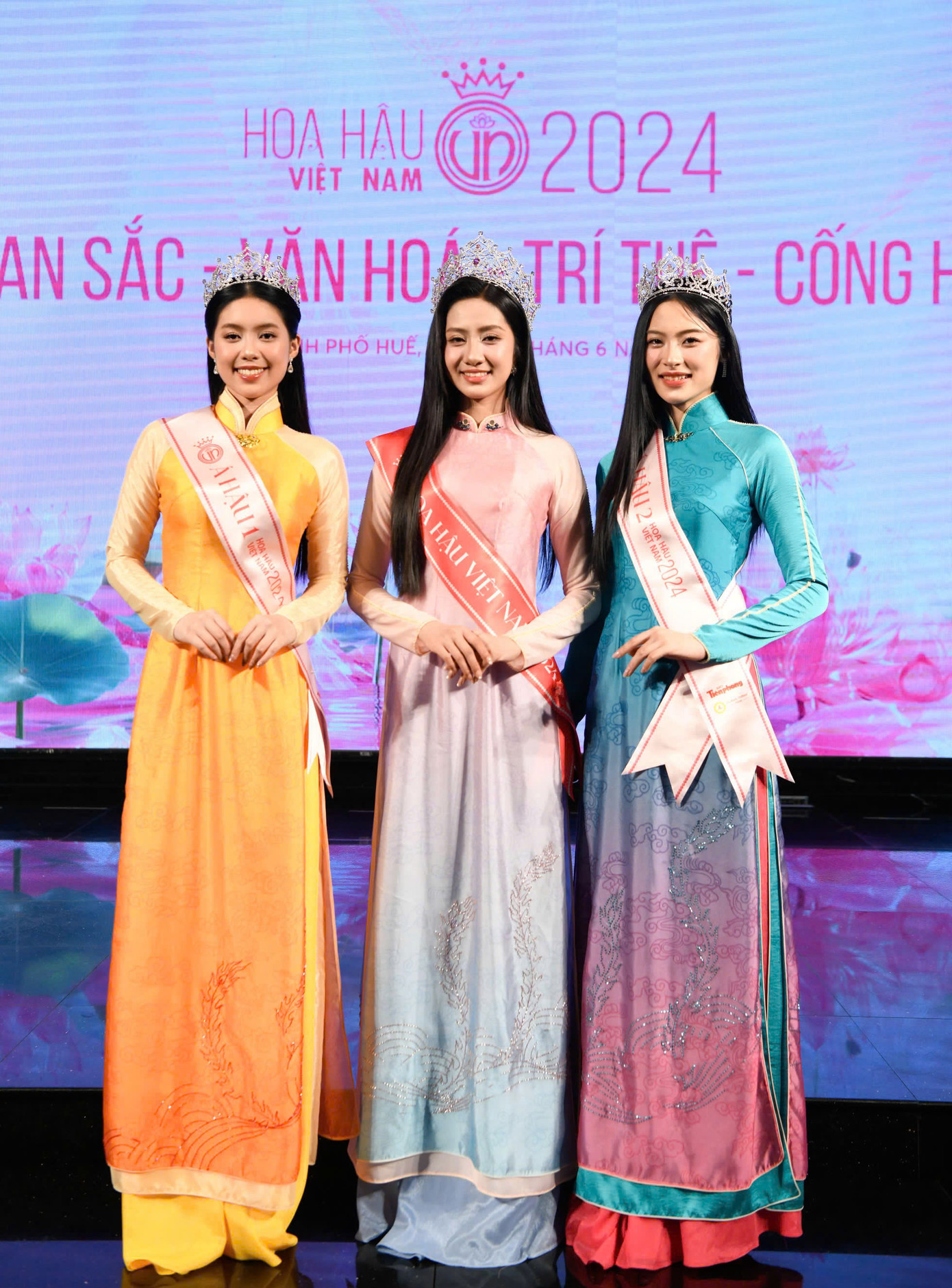 Ngày 28/6, Top 3 Hoa hậu Việt Nam 2024 có buổi ra mắt truyền thông ở buổi họp báo sau đăng quang diễn ra tại trụ sở Ủy ban Nhân dân Thành phố Huế.