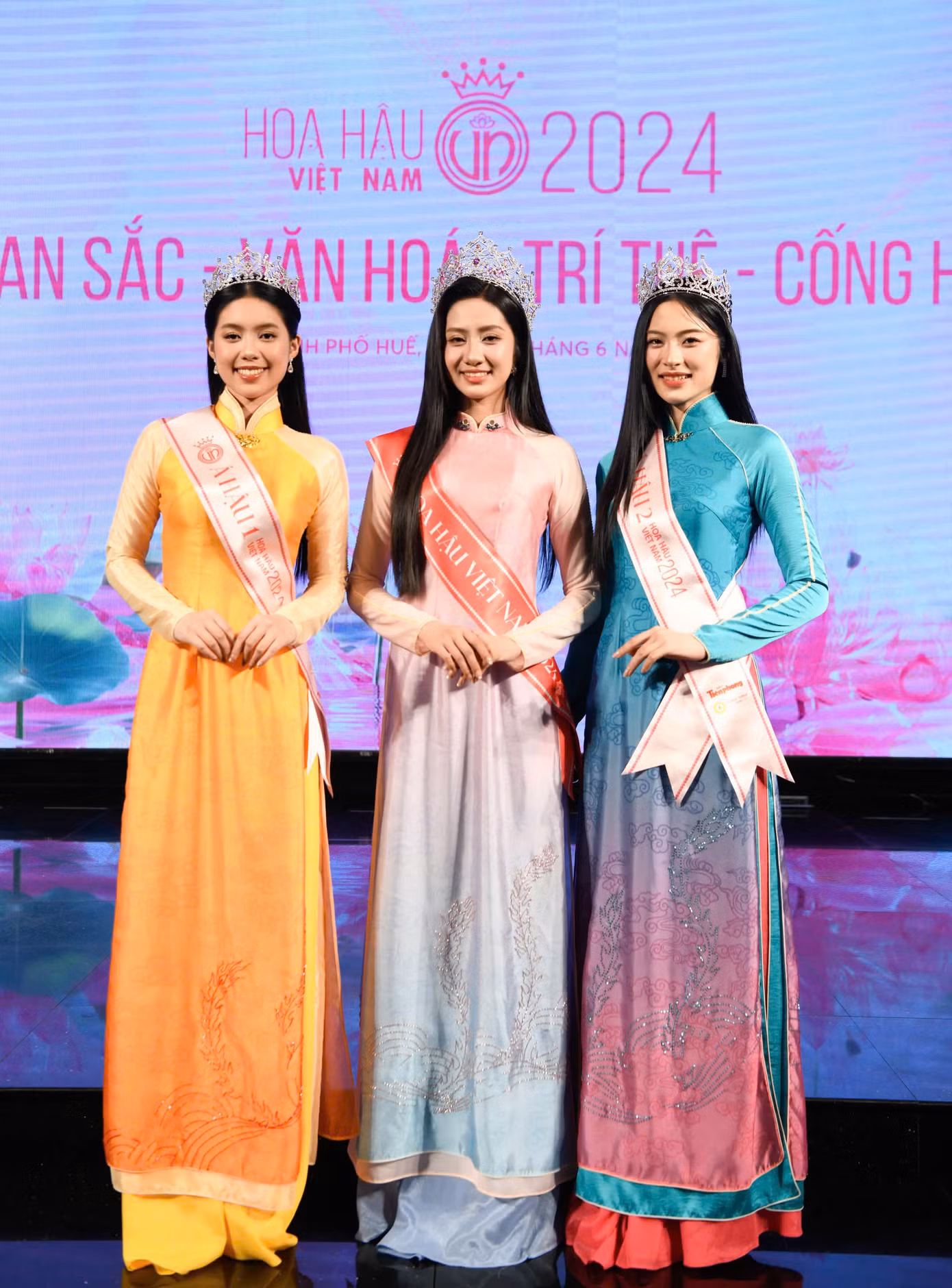 Ngày 28/6, Top 3 Hoa hậu Việt Nam 2024 có buổi ra mắt truyền thông ở buổi họp báo sau đăng quang diễn ra tại trụ sở Ủy ban Nhân dân Thành phố Huế.