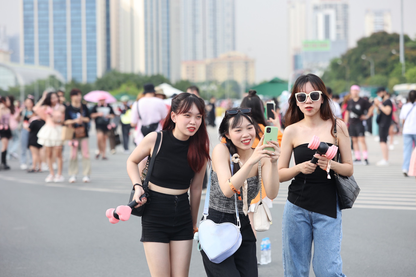 Nhiều bạn trẻ tranh thủ tạo dáng trước khi vào sân khấu. Ngoài việc xem thần tượng biểu diễn, việc checkin tại concert của BlackPink, có ảnh &quot;flex&quot; trên mạng xã hội là thủ tục không thể thiếu.