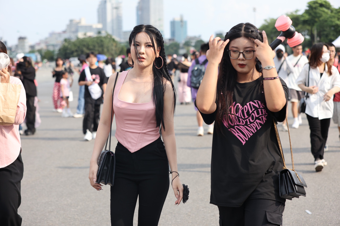 Những bạn thuộc thế hệ 9X lại chọn phong cách gợi cảm hơn khi đi xem show.