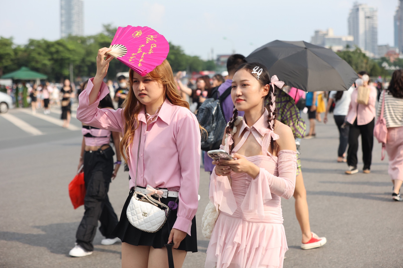 Không ngại nắng nóng, khán giả đến từ sớm để chụp ảnh, tranh thủ xếp hàng vào sân vận động.