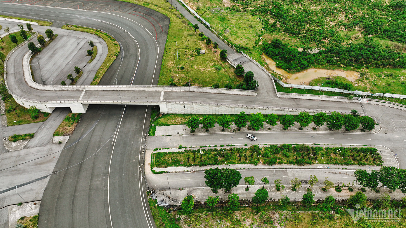 Khu đất diện tích 12,86 ha vốn thuộc quyền quản lý, sử dụng lâu dài của Khu Liên hợp Thể thao Quốc gia Mỹ Đình, từ lâu trở thành khu đất hoang hóa, không thể sử dụng vào mục đích khác. Khu đất diện tích 12,86 ha vốn thuộc quyền quản lý, sử dụng lâu dài của Khu Liên hợp Thể thao Quốc gia Mỹ Đình, từ lâu trở thành khu đất hoang hóa, không thể sử dụng vào mục đích khác.