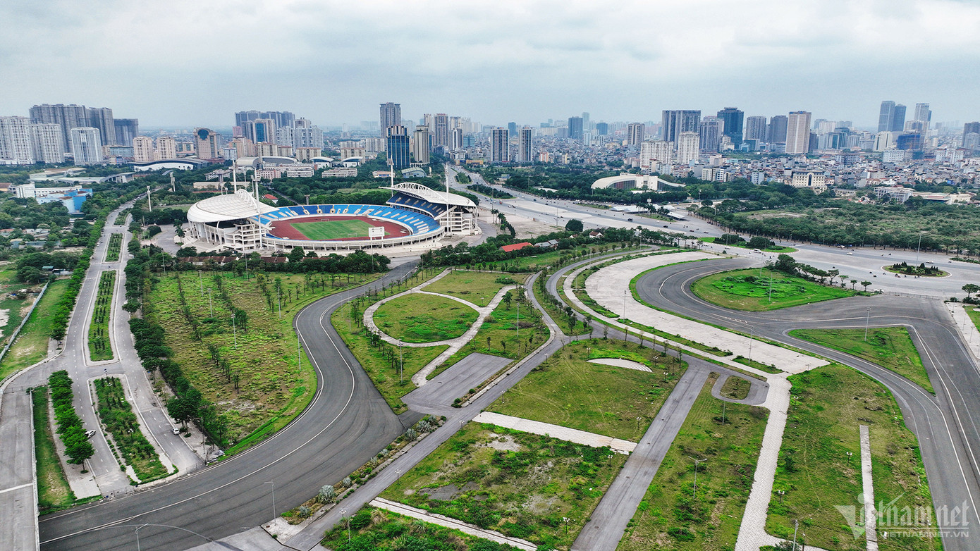 Trước đó, vào tháng 2/2020, đường đua Hà Nội hoàn tất thi công toàn bộ 5,607km và các hạng mục cố định đi kèm sau hơn 11 tháng thi công. Đến tháng 10/2020, đơn vị tổ chức thông báo hủy chặng đua này do ảnh hưởng của đại dịch Covid-19 trên toàn cầu. Đến cuối tháng 3/2021, Hà Nội có công văn số 2009 về việc hủy toàn bộ lịch trình tổ chức giải đua xe tốc độ giai đoạn 2022-2029. Trước đó, vào tháng 2/2020, đường đua Hà Nội hoàn tất thi công toàn bộ 5,607km và các hạng mục cố định đi kèm sau hơn 11 tháng thi công. Đến tháng 10/2020, đơn vị tổ chức thông báo hủy chặng đua này do ảnh hưởng của đại dịch Covid-19 trên toàn cầu. Đến cuối tháng 3/2021, Hà Nội có công văn số 2009 về việc hủy toàn bộ lịch trình tổ chức giải đua xe tốc độ giai đoạn 2022-2029.