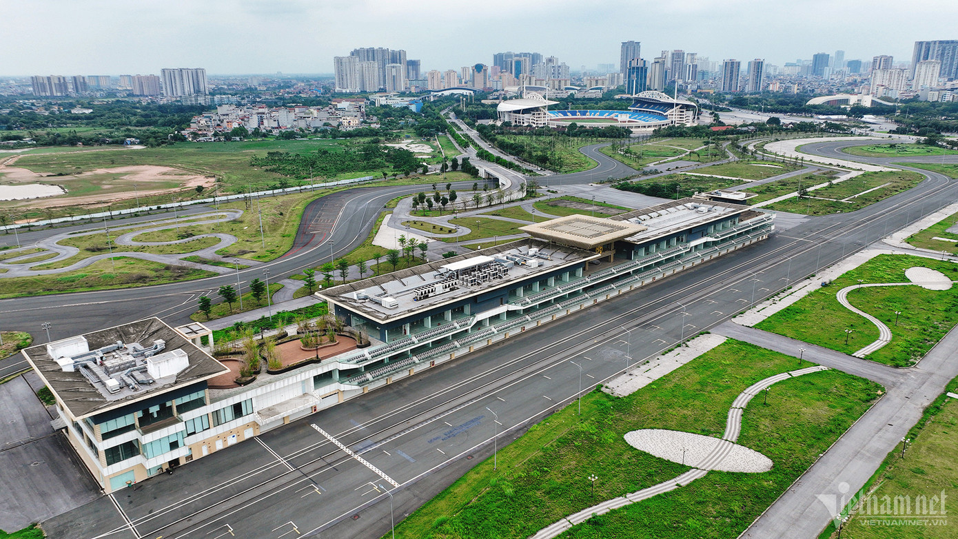 Đường đua F1 tại Hà Nội có tổng diện tích 88ha, nằm trong khuôn viên khu Liên hợp Thể thao Mỹ Đình và một phần trên đường giao thông công cộng, chạy qua các phố Lê Quang Đạo, Lê Đức Thọ… với chiều dài 5,607 km. Đường đua được thiết kế và xây dựng theo tiêu chuẩn Grade 1, cao nhất của giải đua công thức 1, dài hơn 5,5km gồm 23 góc cua. Đường đua F1 tại Hà Nội có tổng diện tích 88ha, nằm trong khuôn viên khu Liên hợp Thể thao Mỹ Đình và một phần trên đường giao thông công cộng, chạy qua các phố Lê Quang Đạo, Lê Đức Thọ… với chiều dài 5,607 km. Đường đua được thiết kế và xây dựng theo tiêu chuẩn Grade 1, cao nhất của giải đua công thức 1, dài hơn 5,5km gồm 23 góc cua.