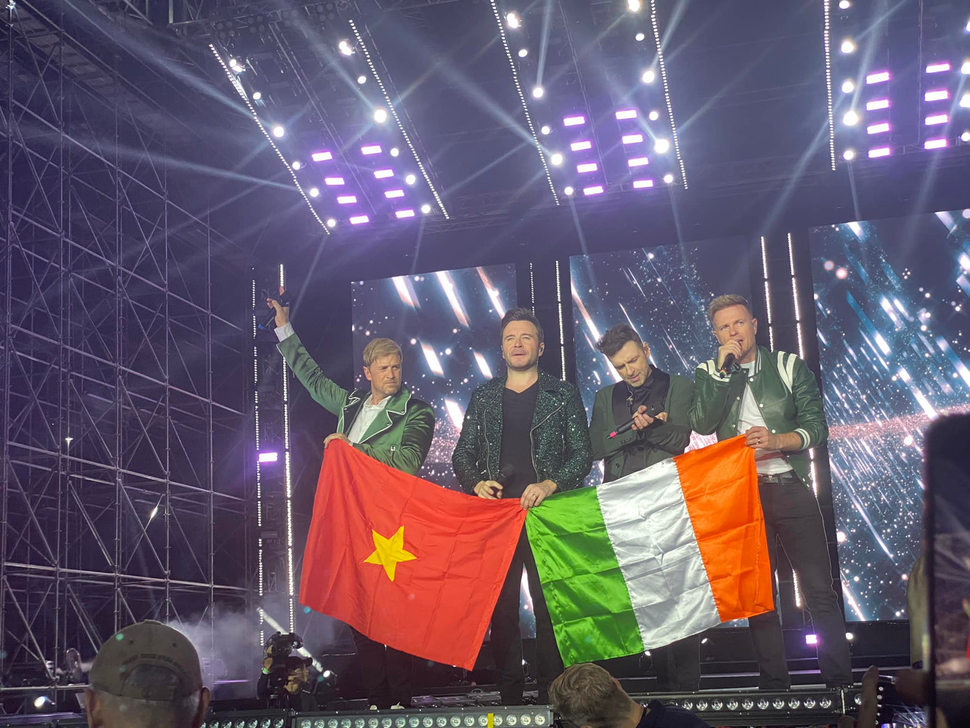 Westlife trong đêm đầu biểu diễn tại Việt Nam. Westlife trong đêm đầu biểu diễn tại Việt Nam.