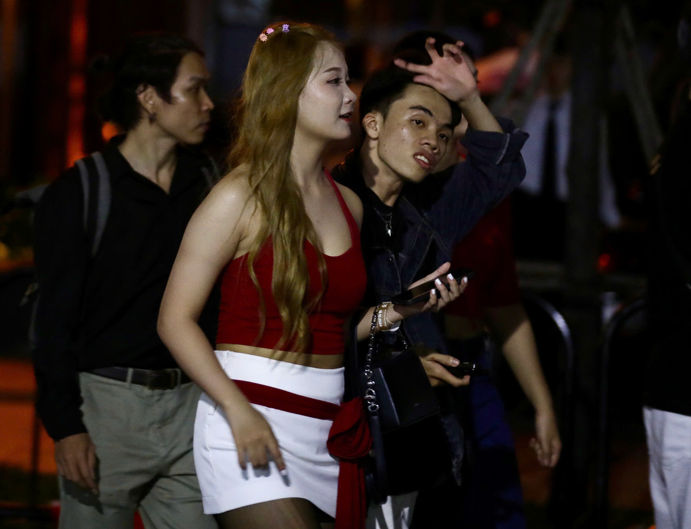 Từ trưa 19/10, các hội nhóm về show Anh trai liên tục cập nhật hình ảnh khán giả xem show. Fan của Anh trai vượt ngàn chông gai tại nhiều tỉnh, thành yêu cầu &quot;Gai con&quot; tại TPHCM cập nhật tình hình tại buổi live concert.