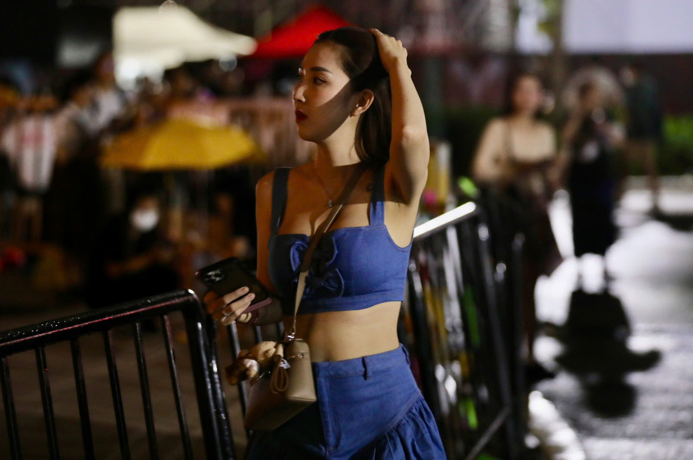 Phần đông khán giả nữ chọn trang phục thoáng mát, xuất hiện từ sớm để đổi vé xem show. Trả lời Tiền Phong, Ngọc Thanh (quận 6, TPHCM) cho biết cô &quot;đau đầu&quot; để chọn trang phục đi xem show Anh trai chông gai. &quot;Không phải lúc nào cũng có dịp đi xem show quy tụ các nghệ sĩ nổi tiếng. Tôi hiếm khi xem show, vì vậy muốn mặc đẹp, khoe với bạn bè cơ hội gặp các anh tài&quot;, cô nói.