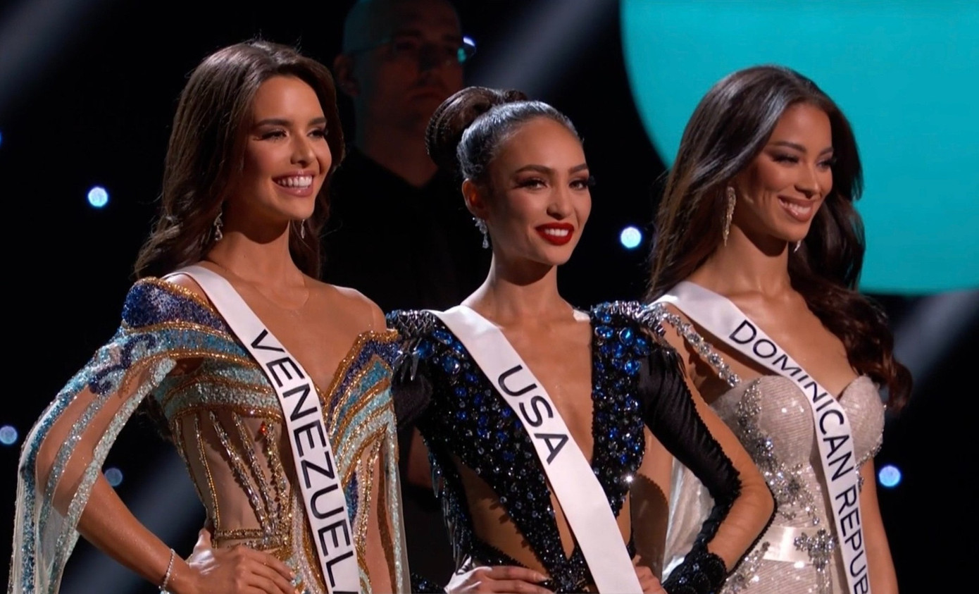 &quot;Tôi ở đây để lãnh đạo. Suốt 13 năm qua, tôi làm nhà tạo mẫu và tận dụng các mẫu thời trang cho mục đích cao cả. Tôi tổ chức lớp dạy may cho phụ nữ bị bạo hành gia đình, nạn nhân của nạn buôn người. Các chị em hãy sử dụng tài năng hiếm có để tạo sự khác biệt, thay đổi&quot;, người đẹp Mỹ nói về vấn đề trao quyền phụ nữ trong phần ứng xử.