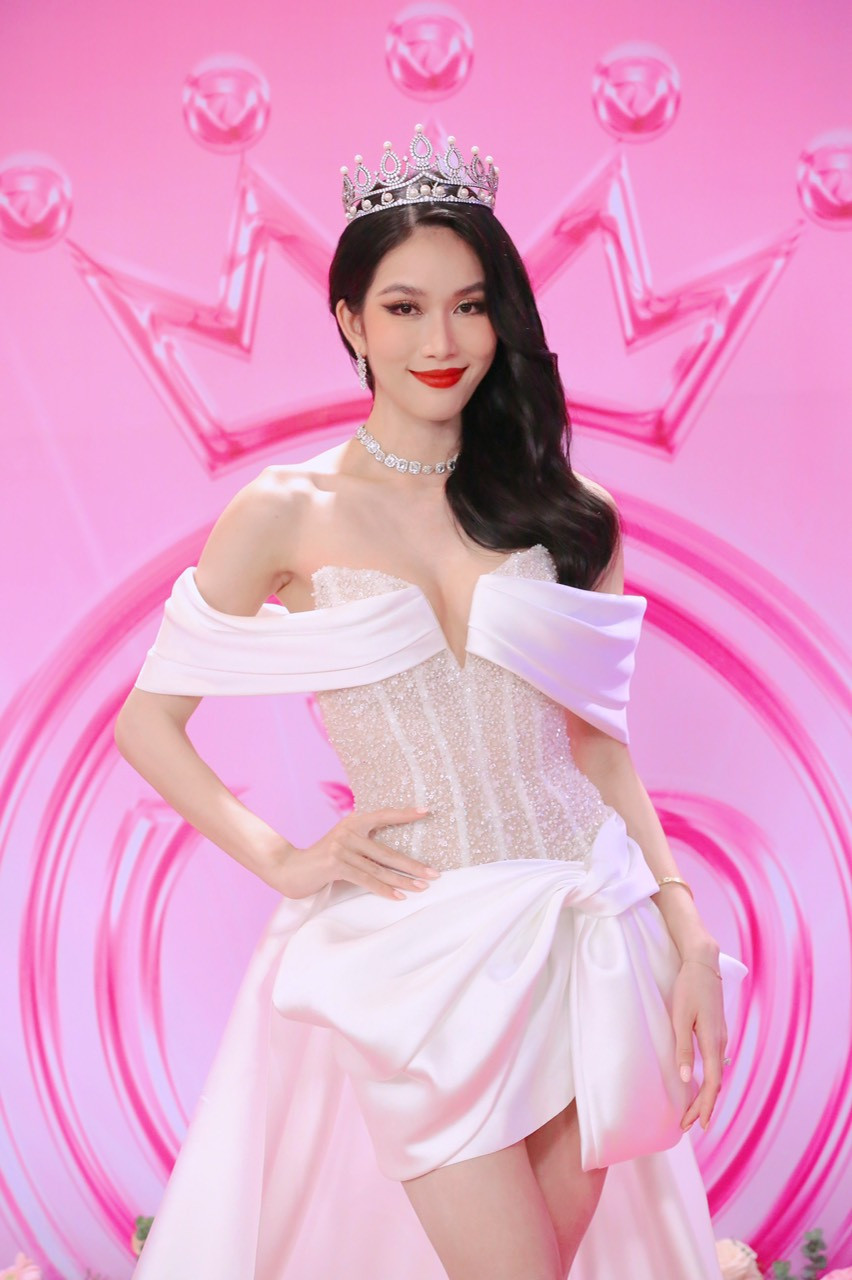 Á hậu Phương Anh diện trang phục hồng ấn tượng tại họp báo chung kết Hoa hậu Việt Nam 2022. Cô vừa trở về sau Miss International 2022.