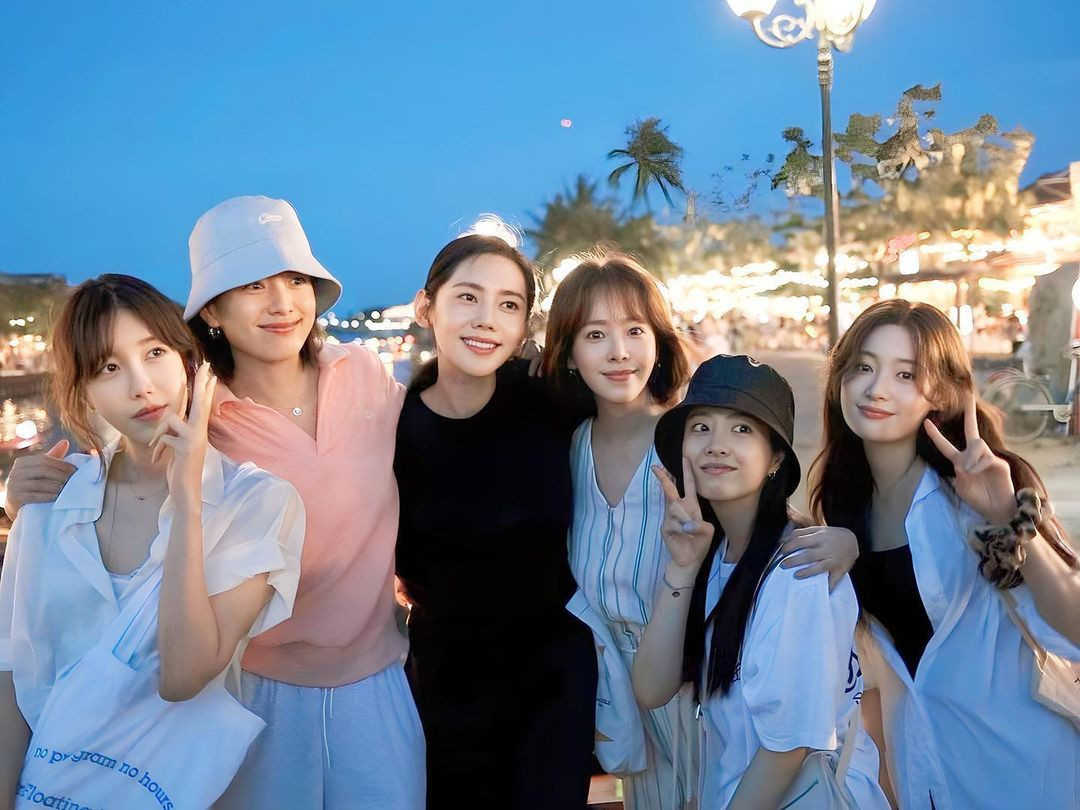 Dàn diễn viên Lee Ji Ah, Han Hyo Joo, Choo Ja Hyun, Han Ji Min trong buổi tối ở Việt Nam. Choo Ja Hyun (áo đen) bay từ Trung Quốc sang Việt Nam. Cô đang ghi hình chương trình Tỷ tỷ đạp gió rẽ sóng cùng Chi Pu ở đại lục, tranh thủ thời gian nghỉ để du lịch cùng đồng nghiệp. Dàn diễn viên Lee Ji Ah, Han Hyo Joo, Choo Ja Hyun, Han Ji Min trong buổi tối ở Việt Nam. Choo Ja Hyun (áo đen) bay từ Trung Quốc sang Việt Nam. Cô đang ghi hình chương trình Tỷ tỷ đạp gió rẽ sóng cùng Chi Pu ở đại lục, tranh thủ thời gian nghỉ để du lịch cùng đồng nghiệp.