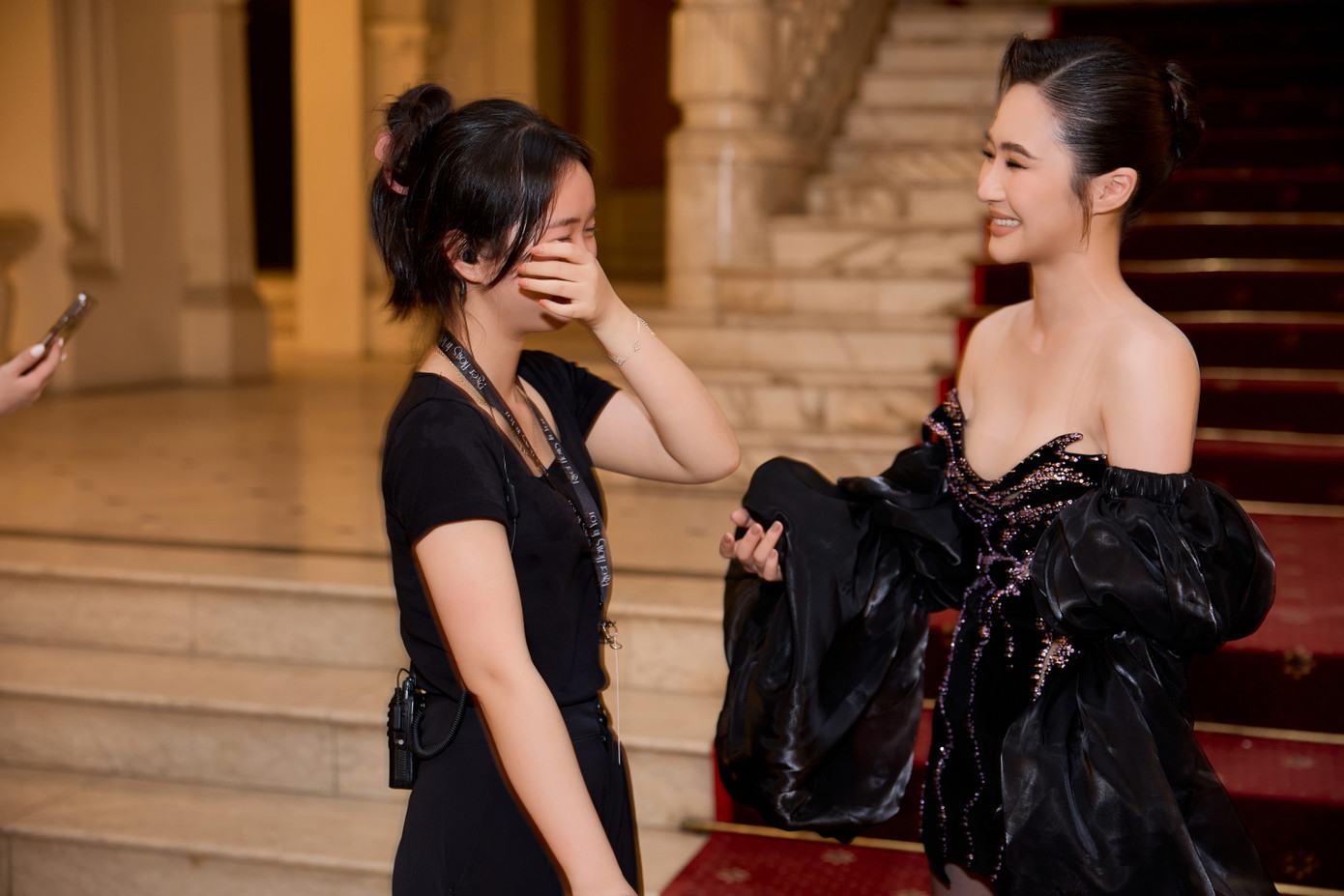 Nhiều thành viên trong ê-kíp, khán giả bật khóc vì mini show đầu tiên của Hương Tràm tại Việt Nam diễn ra không thuận lợi. Nữ ca sĩ còn tiếc nuối do nhiều vũ công bỏ thời gian, công sức từ TPHCM ra Hà Nội biểu diễn. &quot;Các tiết mục chỉn chu, đòi hỏi sự tập luyện kỹ lưỡng trong nhiều tháng. Phần sân khấu ngoài trời dựng tại Nhà hát lớn Hà Nội được đầu tư nhưng không được trọn vẹn khiến tôi tiếc nuối&apos;, cô nói thêm.