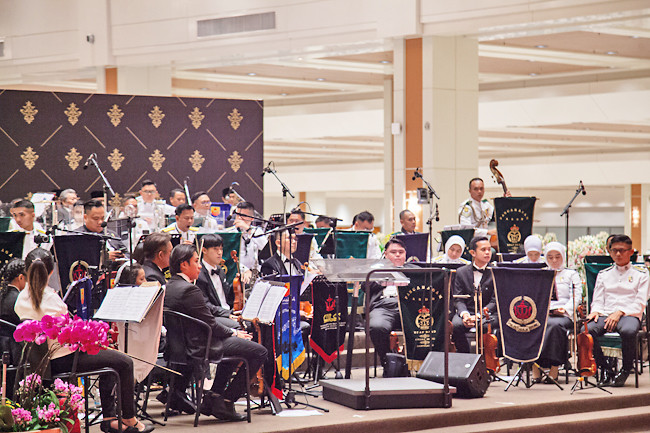 Dàn nhạc giao hưởng được chuẩn bị tại Balai Persantapan trong tiệc mừng cưới. Theo Borneo Bullentin, mỗi buổi tiệc trong đám cưới 10 ngày của Hoàng tử Brunei đều xa hoa và đắt đỏ. Theo kế hoạch được lên trước đó, nghi lễ cuối tổ chức tại Istana Nurul Iman ngày 16/1, kết thúc lễ cưới hoành tráng giữa con trai Vua Hassanal Bolkiah và Anisha (cháu gái của cố vấn đặc biệt Hoàng gia Brunei). Dàn nhạc giao hưởng được chuẩn bị tại Balai Persantapan trong tiệc mừng cưới. Theo Borneo Bullentin, mỗi buổi tiệc trong đám cưới 10 ngày của Hoàng tử Brunei đều xa hoa và đắt đỏ. Theo kế hoạch được lên trước đó, nghi lễ cuối tổ chức tại Istana Nurul Iman ngày 16/1, kết thúc lễ cưới hoành tráng giữa con trai Vua Hassanal Bolkiah và Anisha (cháu gái của cố vấn đặc biệt Hoàng gia Brunei).
