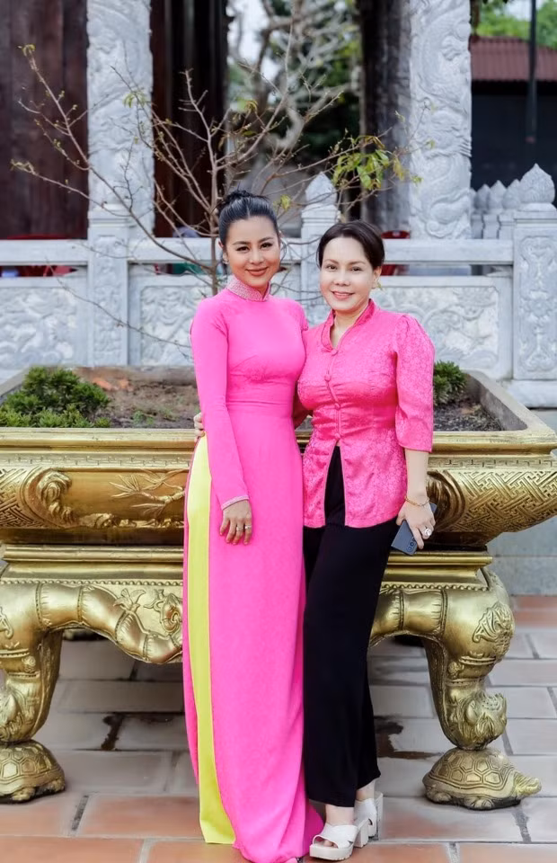 Nam Thư và nghệ sĩ Việt Hương diện trang phục nổi bật khi xuất hiện tại đền thờ Tổ cho NSƯT Hoài Linh xây dựng.